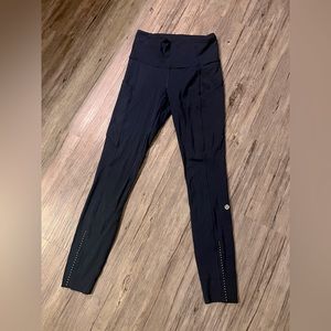 Lululemon Womens Navy Blue Leggings Tights Sz 4 23” inseam with Side Pockets